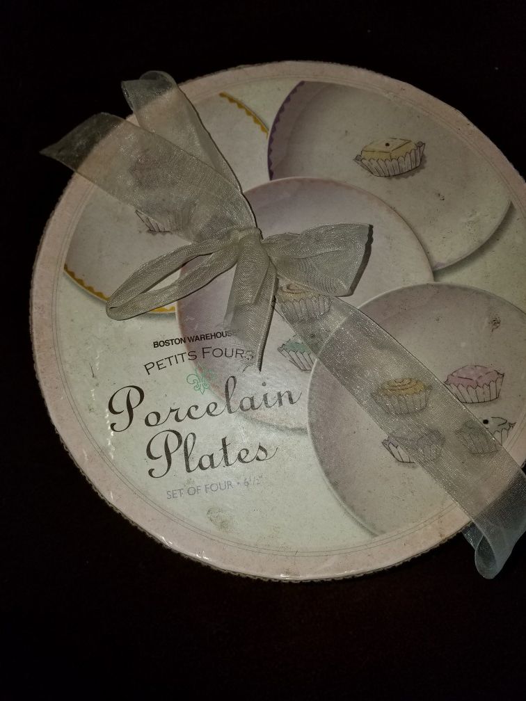 Set of 4 porcelain plates
