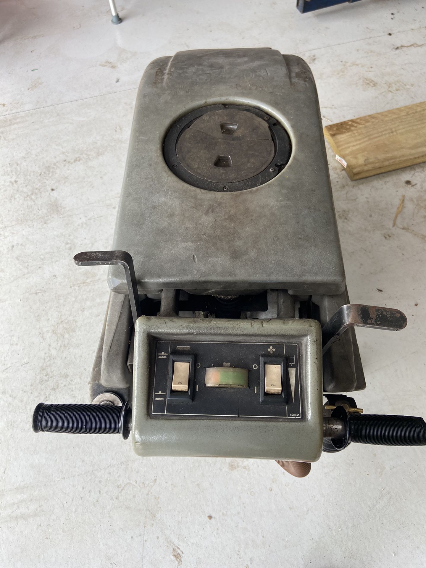 Nobles Floor cleaner scrubber machine... Needs work or for parts