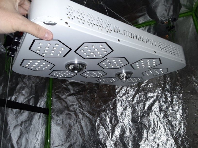 Bloomsbeast Indoor Grow Light 900 Watt ,veg Mode And Flower Mode Many Different Kids Of Lights Suited For Growing Paid $400 Asking $200 Branx New Pra