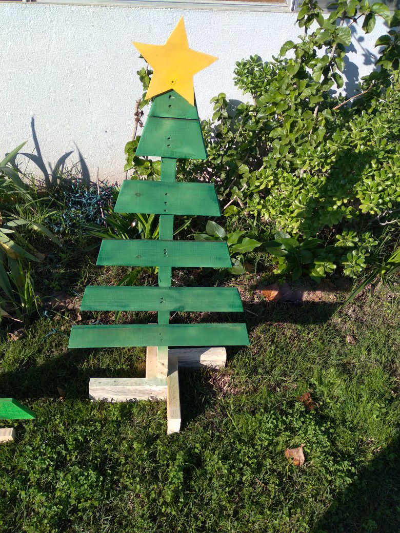 Outdoor Christmas Tree Decor