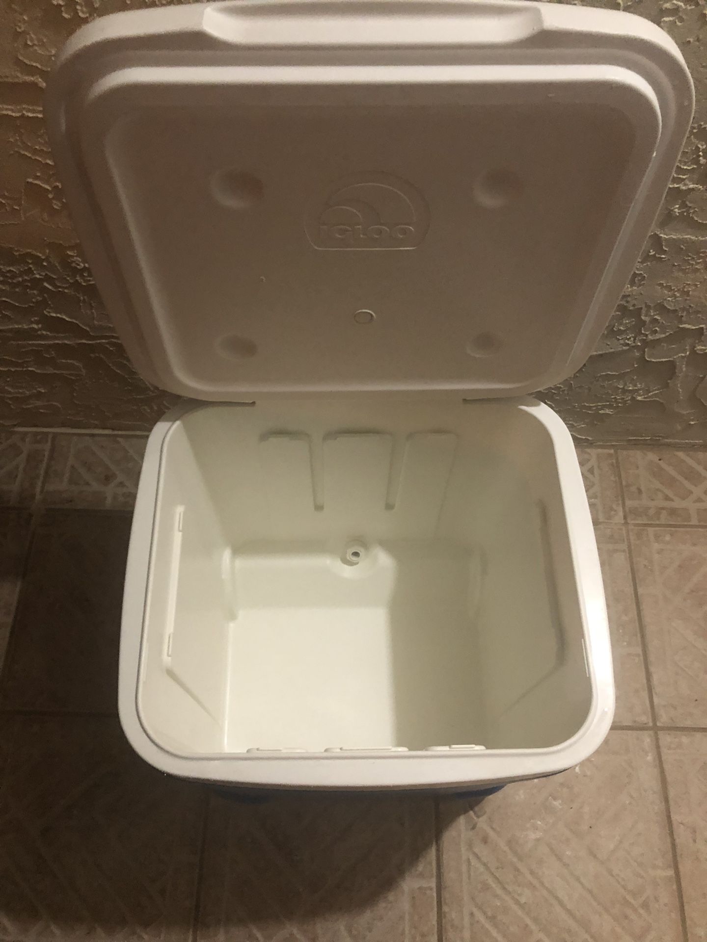 Igloo Cube Rolling Cooler