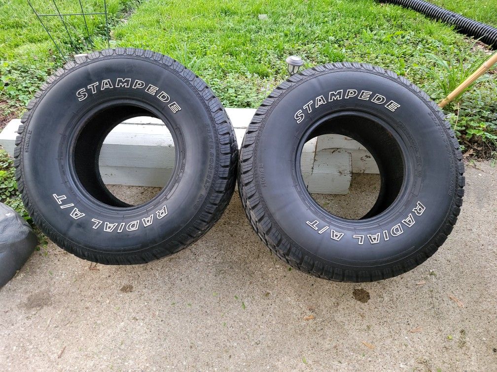 2 Radial A/T stampede 33x12.50 R15LT