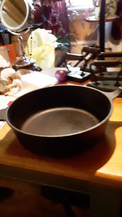 One deep dish cast iron frying pan Wagner's Thumbnail