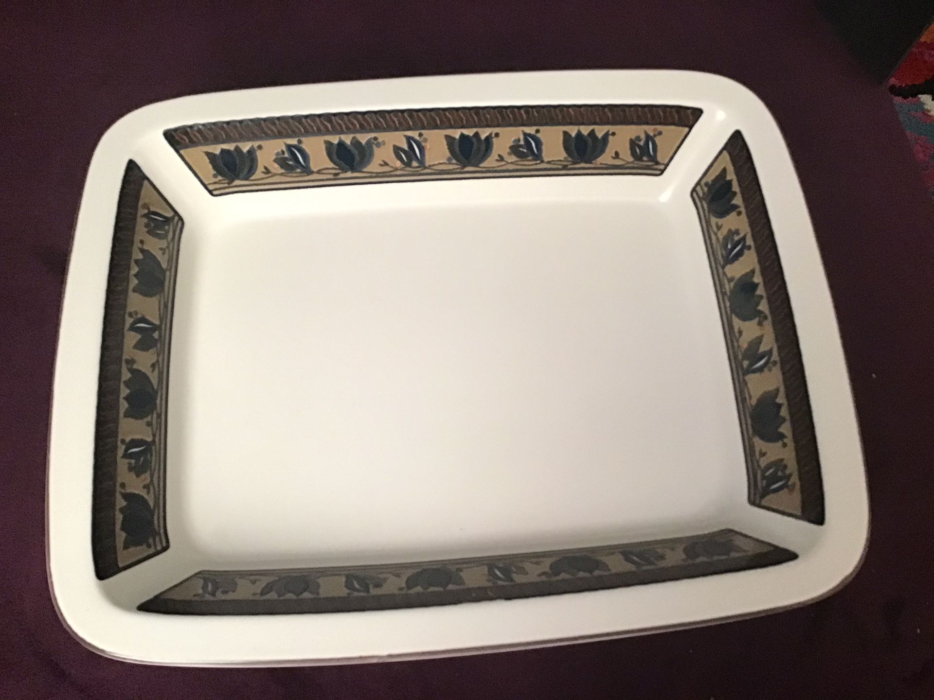 Mikasa Intaglio (5)Serving Pieces 1 med and 1 large serving bowl, 1 rectangle,1- 2 pc oval covered casserole ceramic bakeware set.