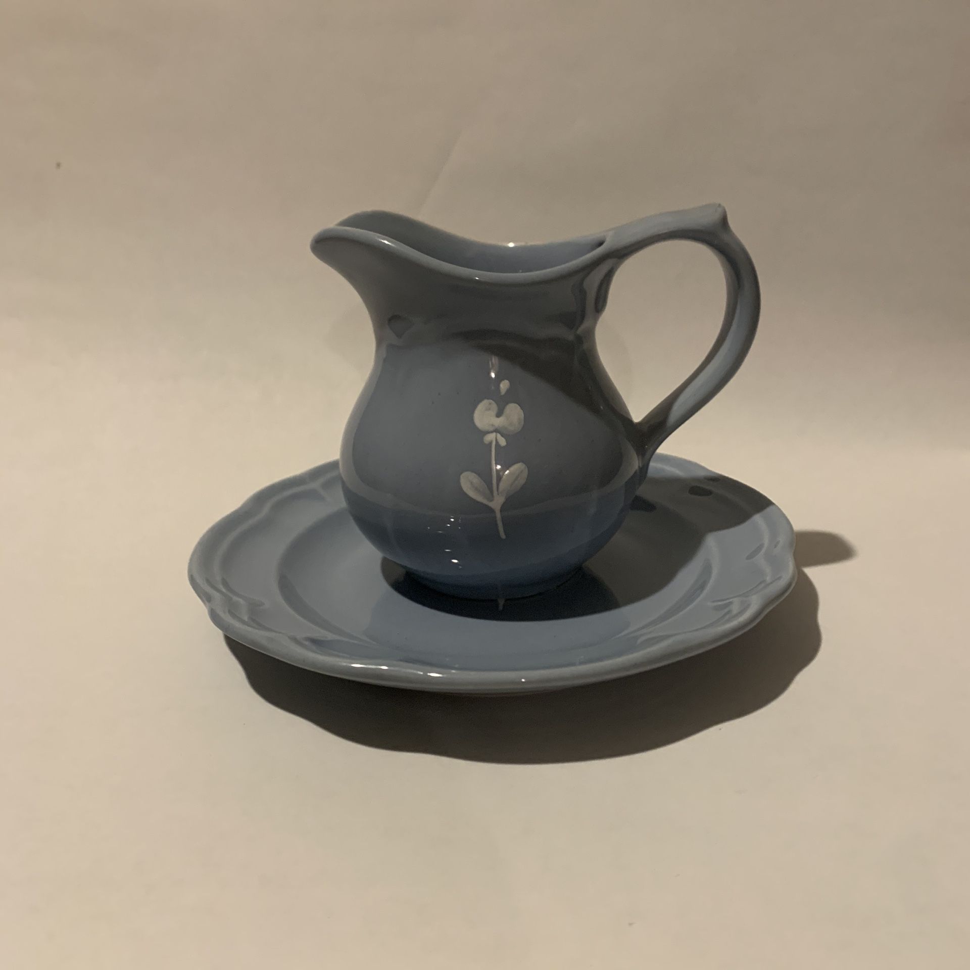 Pfaltzgraff Bouquet Gazebo Blue Creamer White Flower #024 With 7.5” Plate