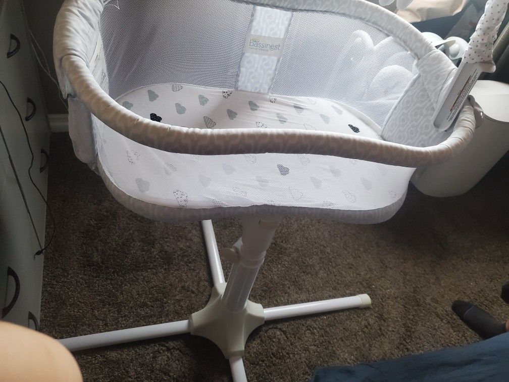 Halo Bassinet, Including Two By Two Crib Mobile & 5 Fitted Sheets