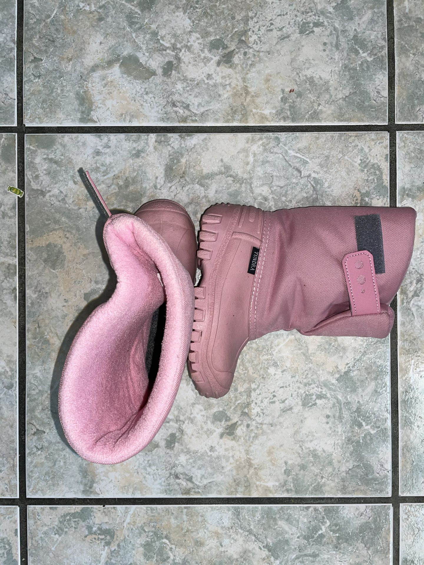 Girl’s pink snow boots, size 10