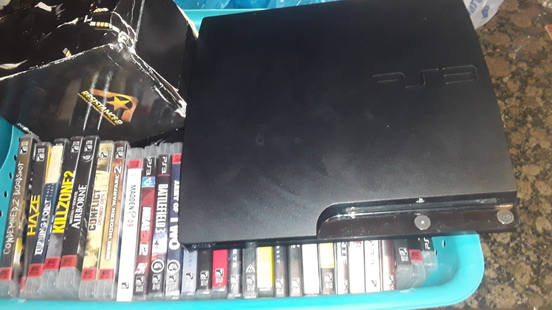 Ps3, microphone, 4 controllers, ps4 TV remote, 29 games