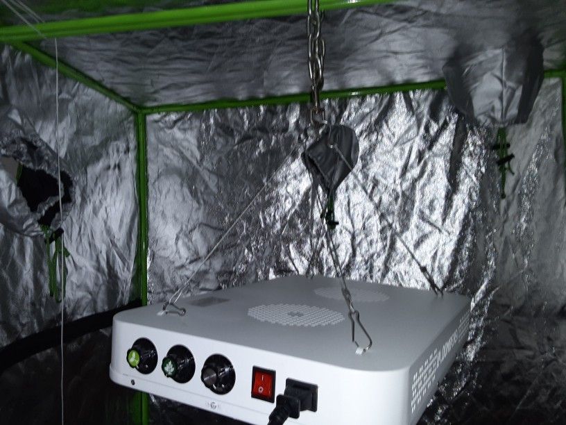 Bloomsbeast Indoor Grow Light 900 Watt ,veg Mode And Flower Mode Many Different Kids Of Lights Suited For Growing Paid $400 Asking $200 Branx New Pra