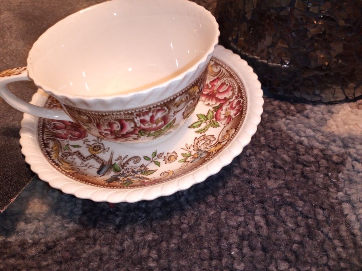 Tea Cups / Saucers