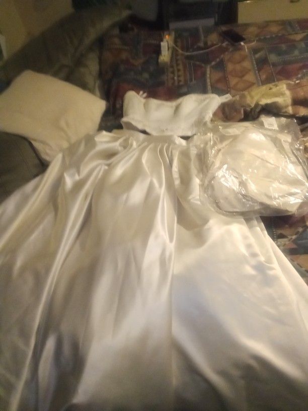 Beautiful Brand New Weeding Dress & Veil