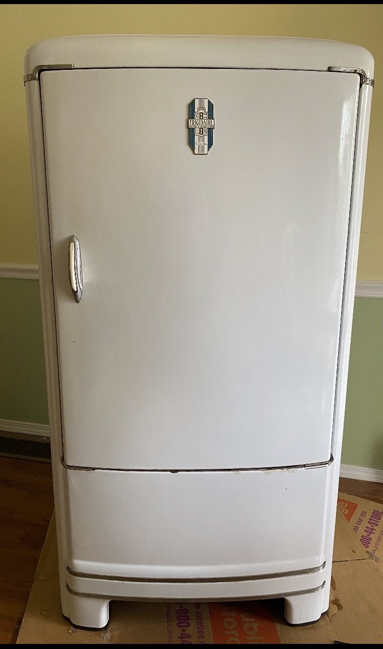 GM FRIGIDAIRE COLD WALL 6-39 Porcelain ICE BOX - Needs NEW POWER CORD. Dogtown 63139 Asking $300