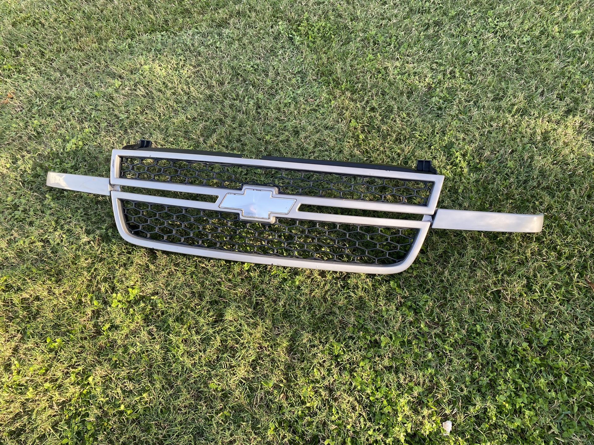 OEM 03/07 Silverado hd hood & Grille