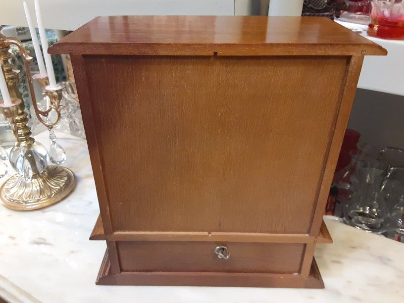 Beautiful Looking VINTAGE Jewelry Box With STAIN GLASS WINDOWS PLUS PLAYS MUSIC