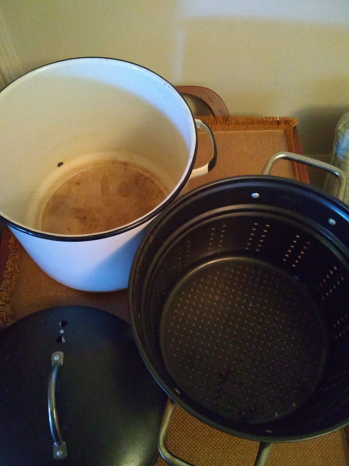 Stock pot and Food steamer both porcelain, see all pictures pickup Western/Devon ave Chicago