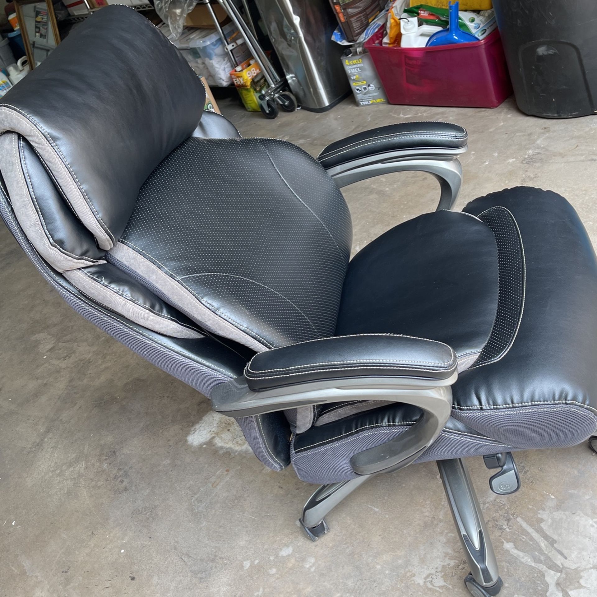 Serta Office Chair ,brand New Never Used Very Comfy And Padded Goes All the Way Back.