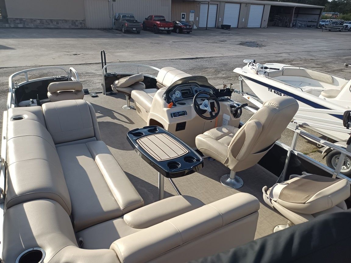2019 Sun Tracker Dlx 20 Foot