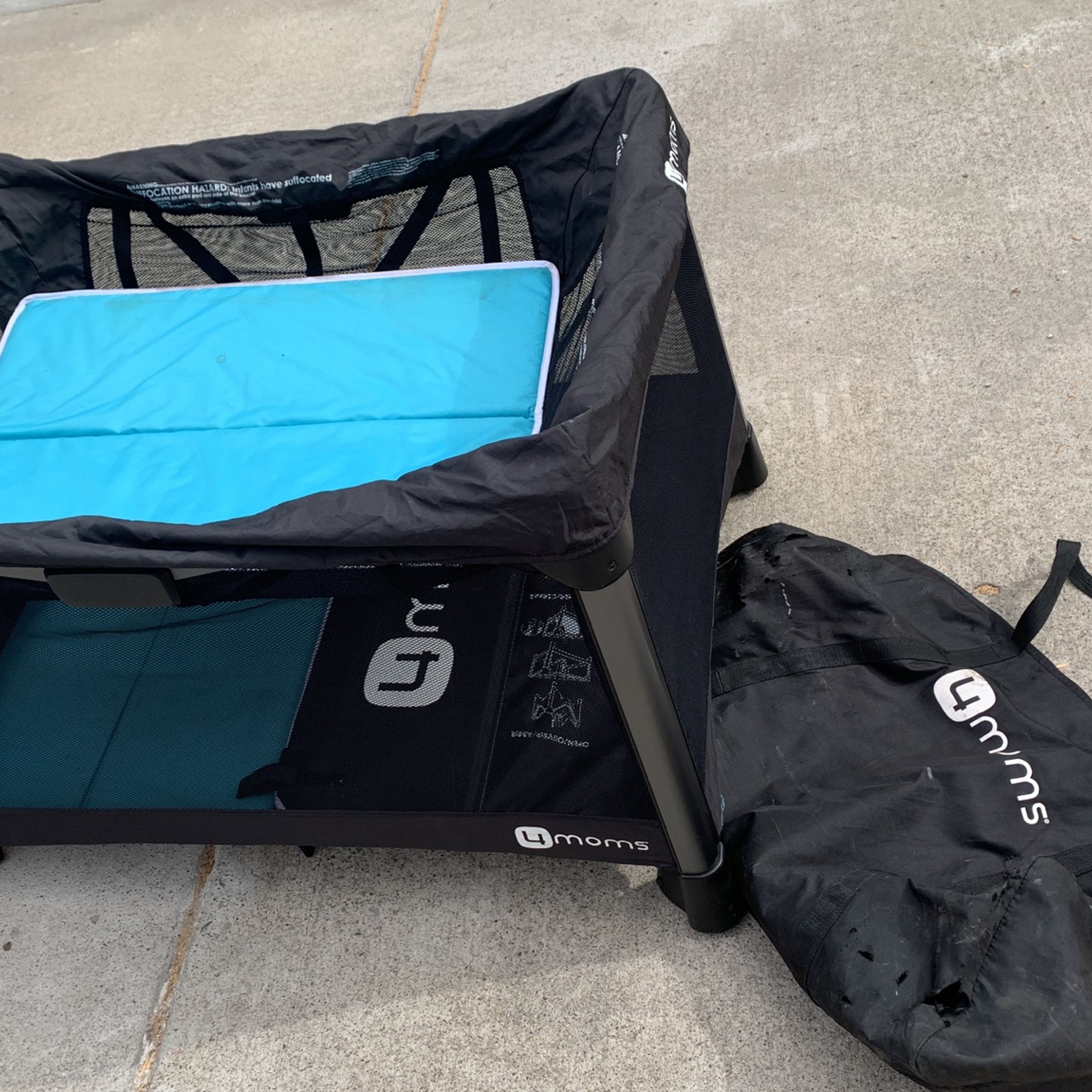 4 Moms Infant/toddler crib and changing table, collapsible With zippered carrying bag