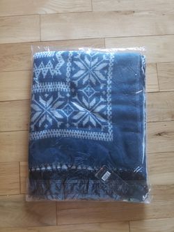 Knitted Wool Poncho Star Design. Traditional Norwegian Scarf. Blue/White. One Size.

Size: 150 x 140 x 10*2 cm Thumbnail