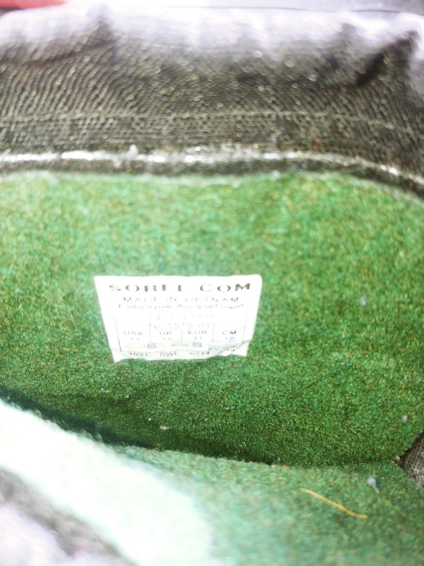 Boy's SOREL SIZE13 SNOW BOOTS