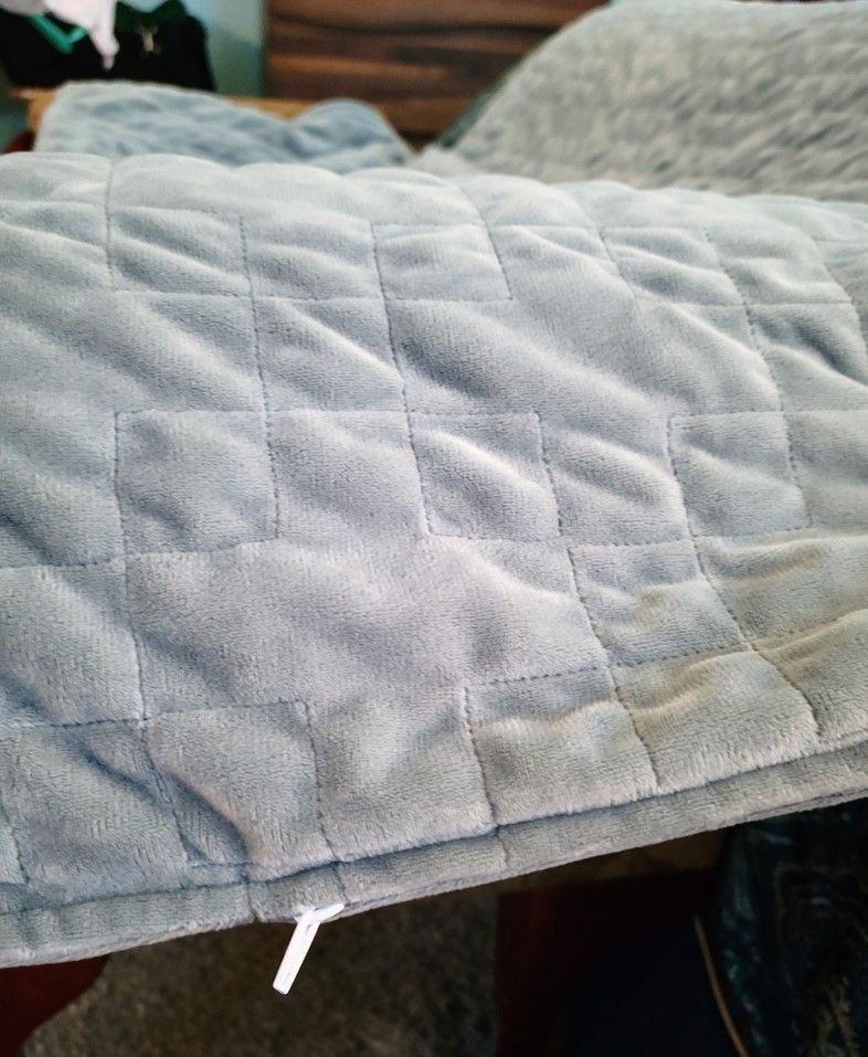 15 Pound Weighted Blanket, Almost 6x4 In Size, New W/O Tags