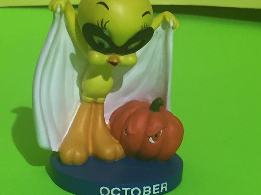 GOEBEL Danbury Mint Perpetual Calendar Tweety Bird October Halloween Pumpkin