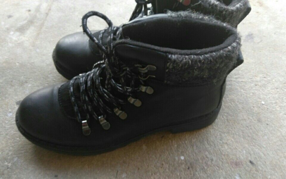 Boots size 9W