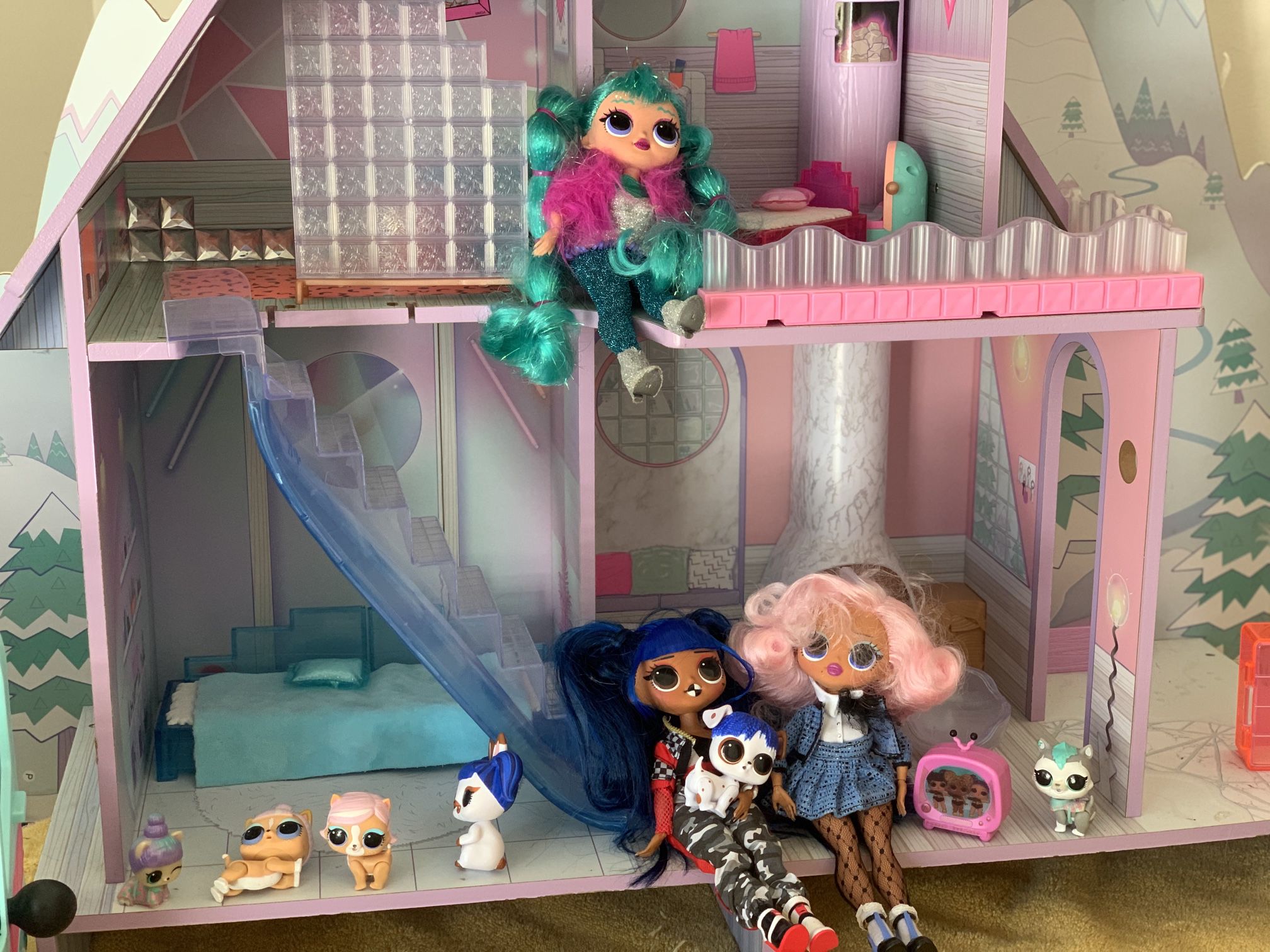 LOL 2-1 Glamper And Winter Cabin Doll House With Over 20 Dolls And tons Of Accessories 