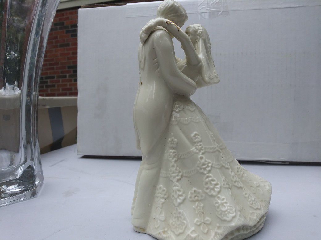 Bride And Groom Figurine Statue