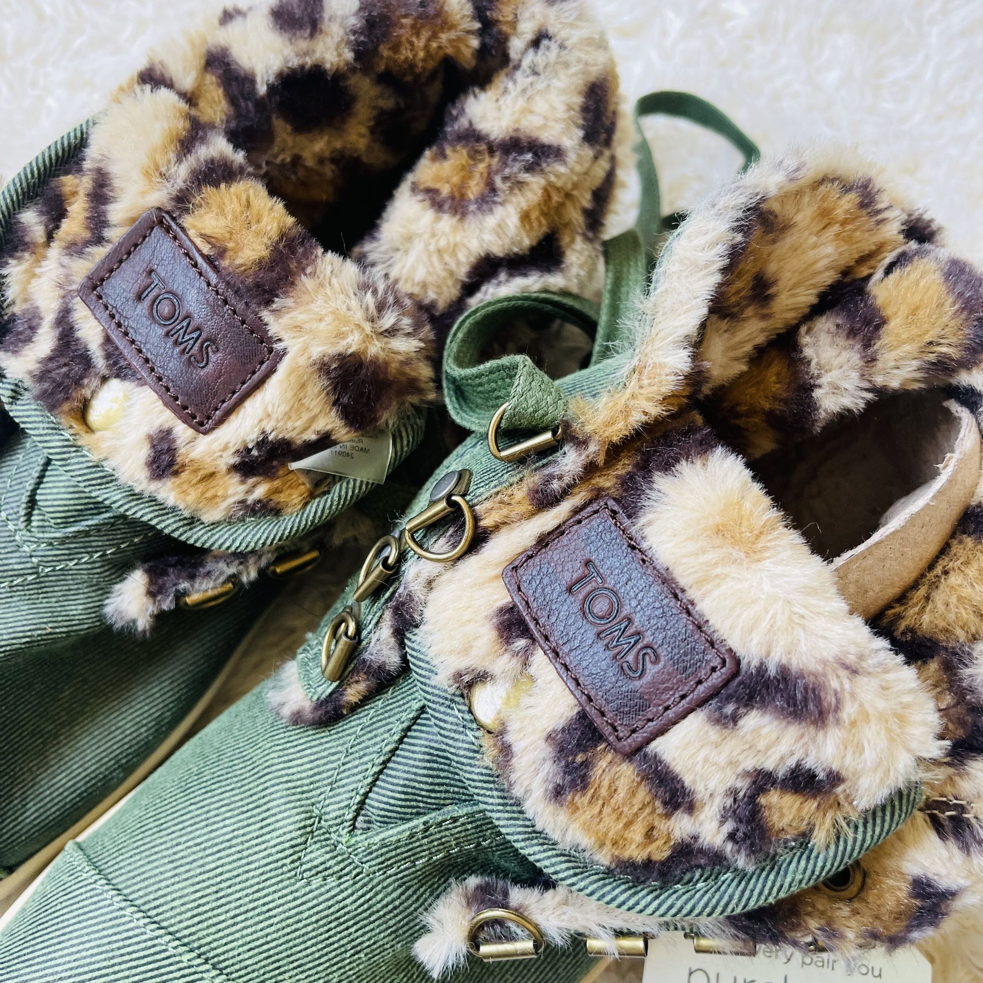 TOMS Women Highland Botas Boots Sz 8.5 Green Leopard Faux Fur Trim Lining Lace U