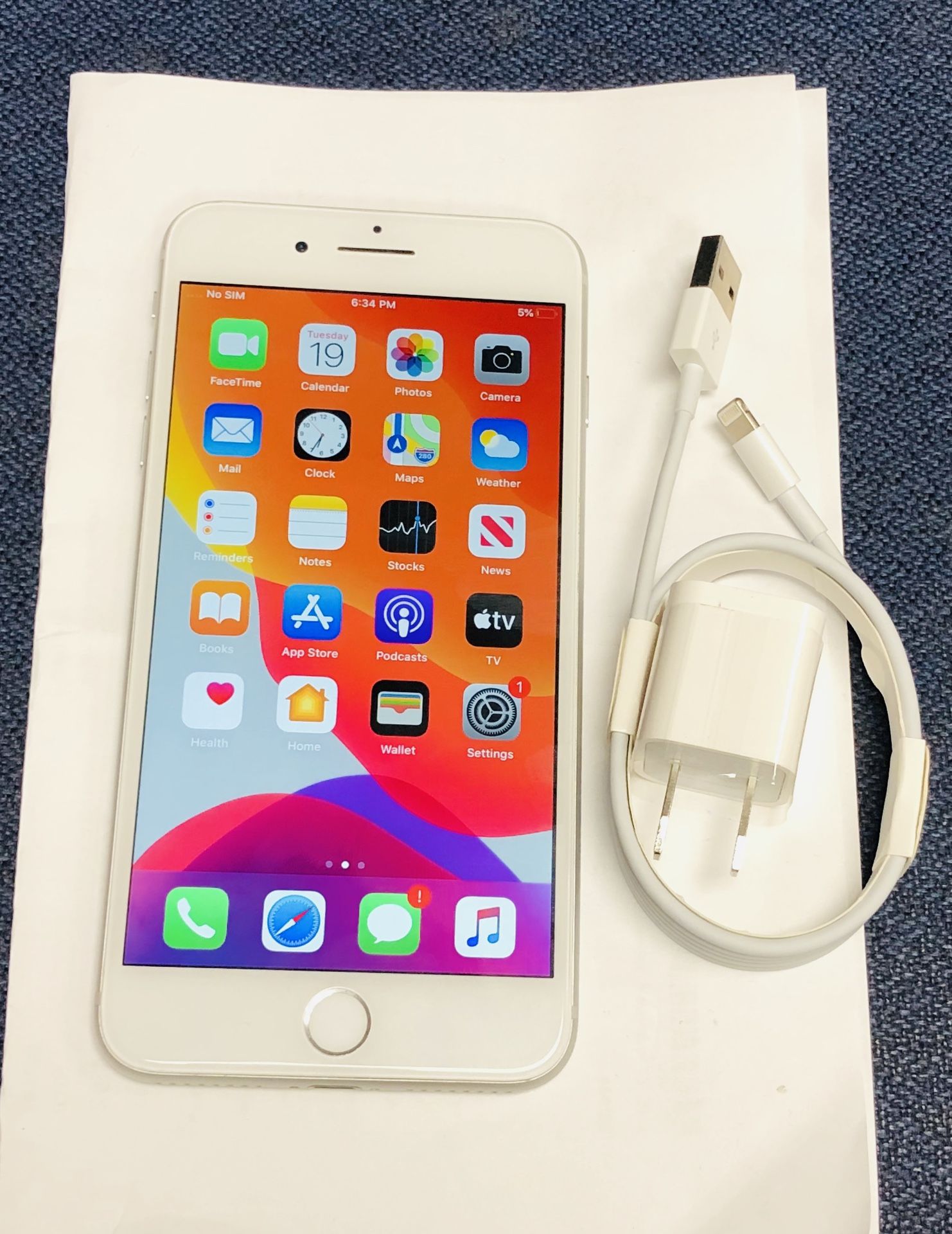 Factory unlocked apple iphone 8 plus 64 gb , store warranty