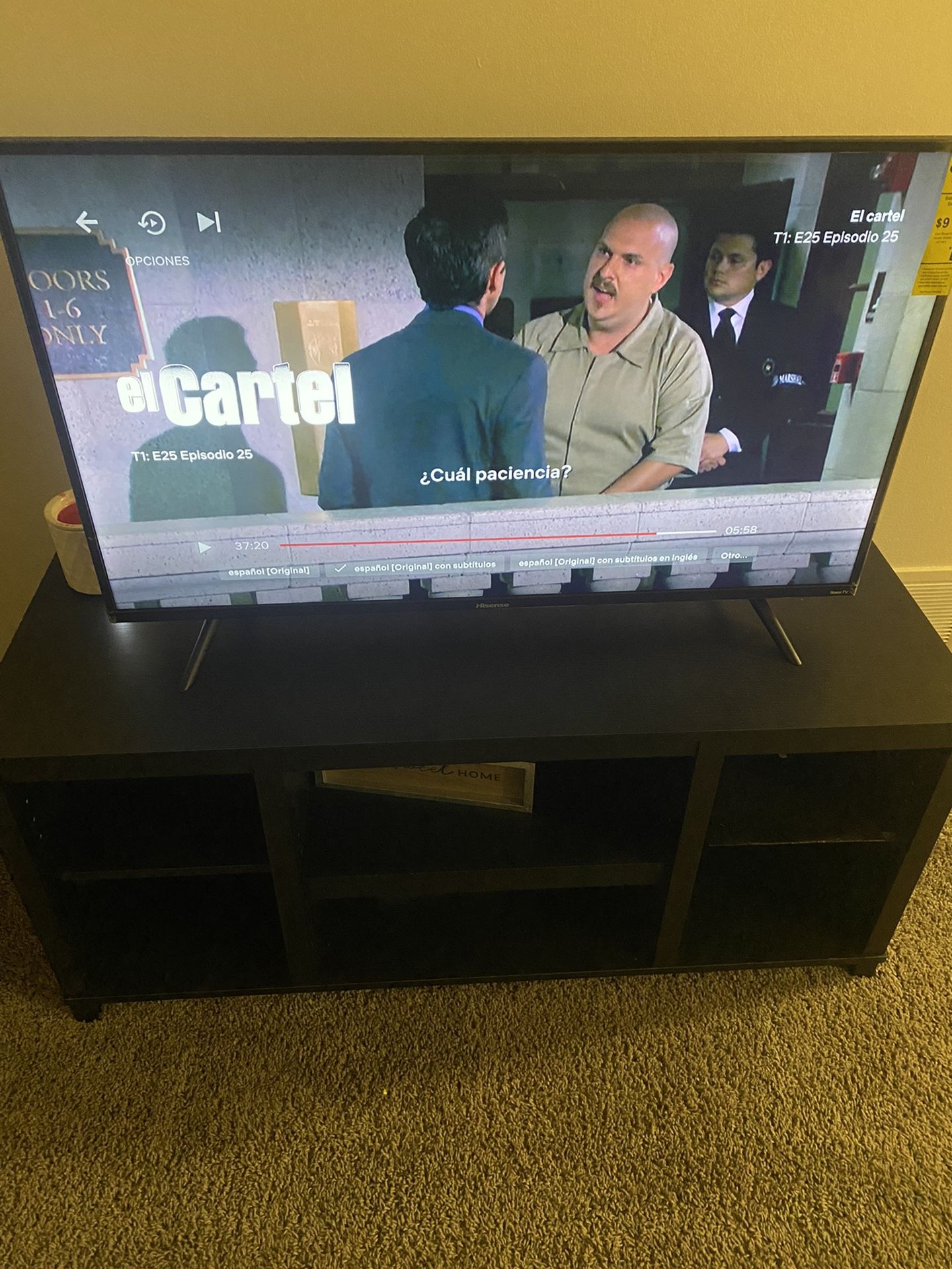 Tv Hisense 42’’ And Stand Tv