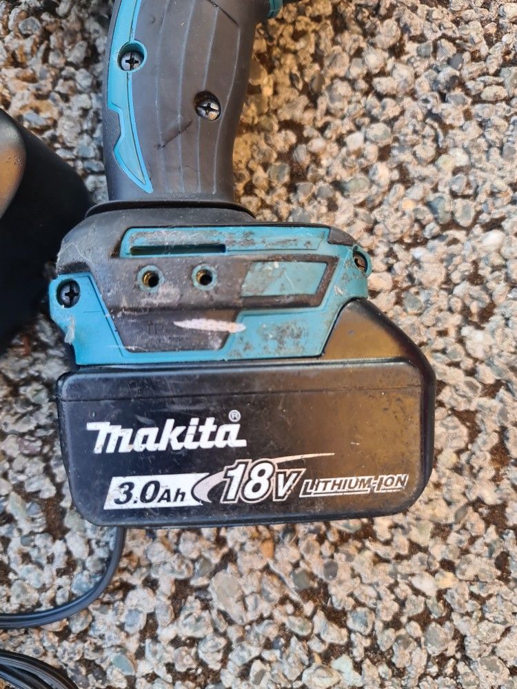 Makita 18-Volt LXT Lithium-Ion Brushless Cordless High Torque 1/2 in. Square Drive Impact Wrench w/ (1) Battery And Charger.