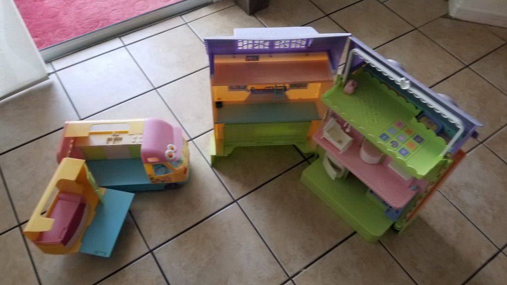 Play house and camper van with sounds