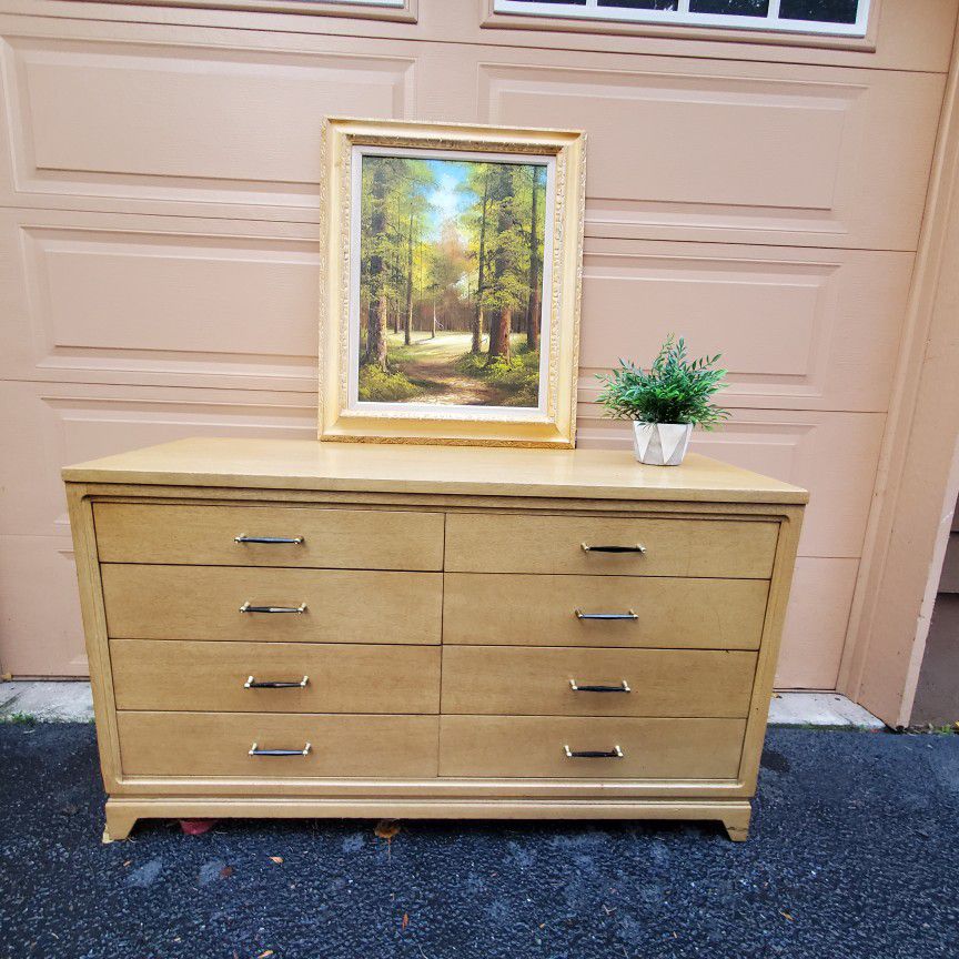 Beautiful Vintage Mid Century Modern Dresser/ TV Stand/ 8 Drawers Dresser. In Great Condition And Great Quality. And Mirror. Delivery Available 