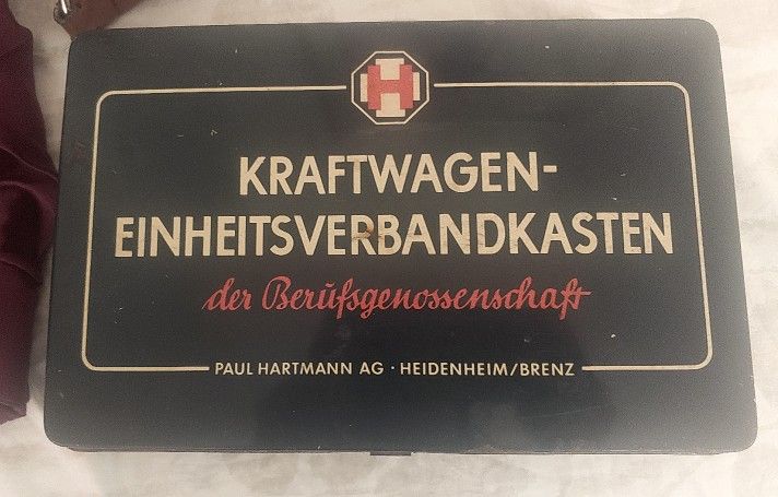 VINTAGE GERMAN KRAFTWAGEN-EINHEITSVERBANDKADTEN Hartmann first aid kit original first aid supplies equipment tin box is 24 x 14,5 xto