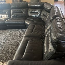 Leather Sectional In Excellent Condition  Thumbnail