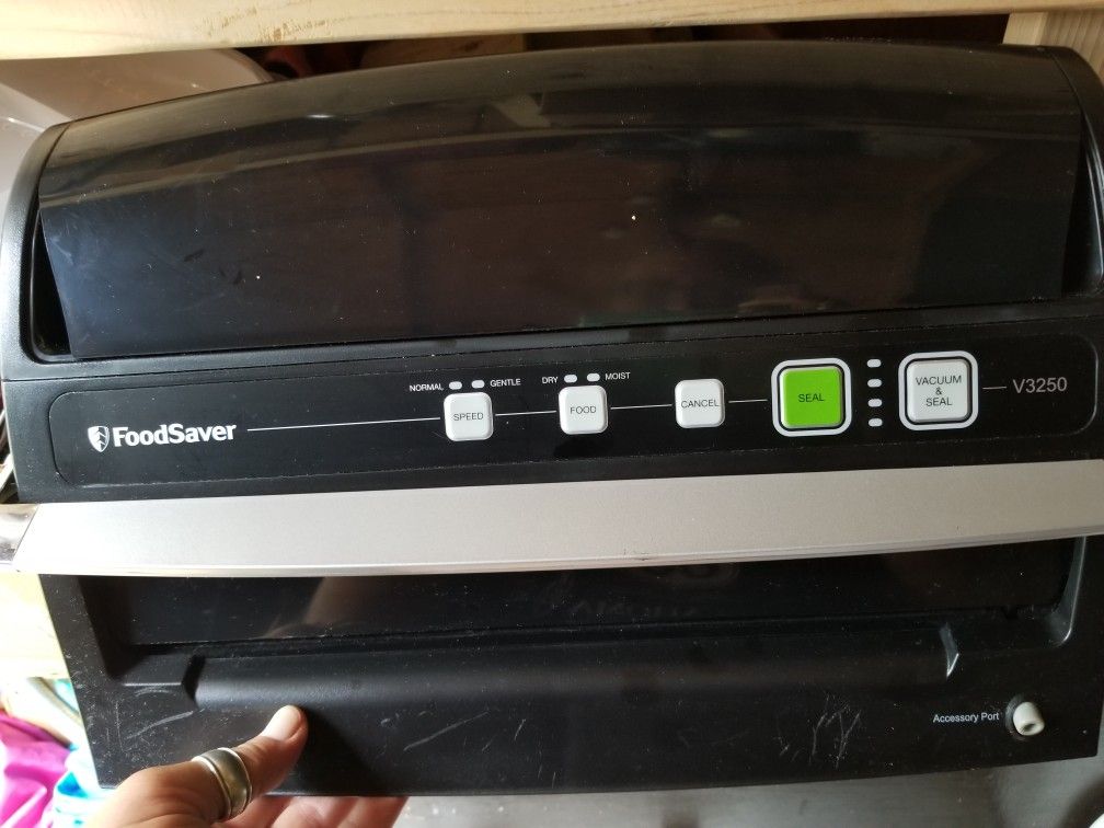 FOODSAVER V3250 PLUS RIVAL SEAL A MEAL CONTAINERS for Sale in