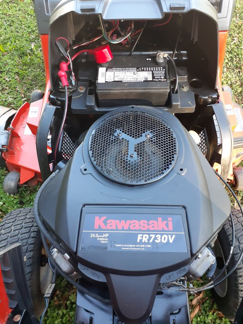 (REDUCED) Husqvarna yt48xls Lawn Tractor for Sale in Mooresville, NC