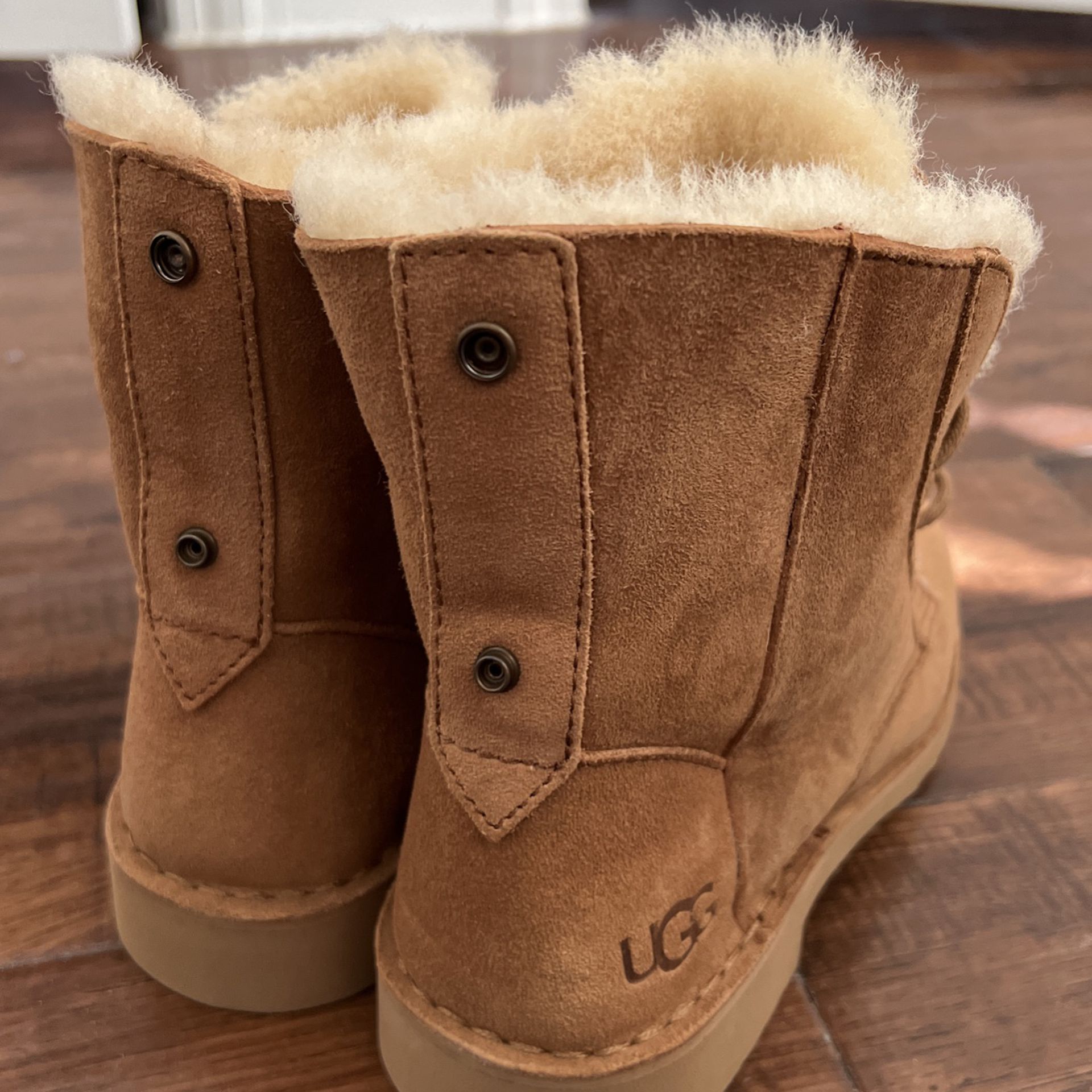 Brand New UGGS Woman’s Size 5 In Chestnut