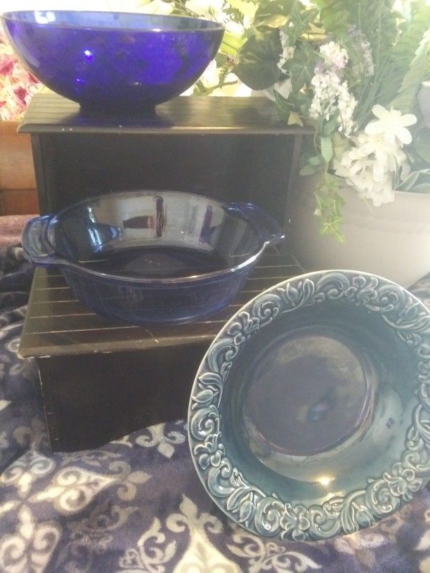 6 Pyrex dishes and 3 Blue bowls No Chips. $12 For All