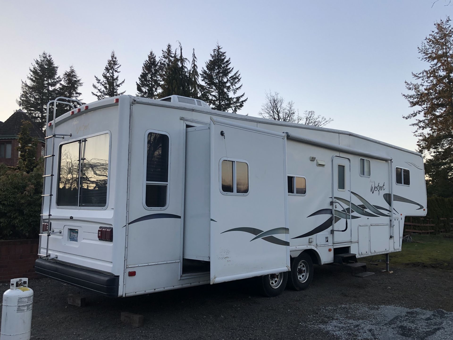 2000 fleetwood avion Westport 38ft 5th wheel 3 slides XXL perfect shape ...