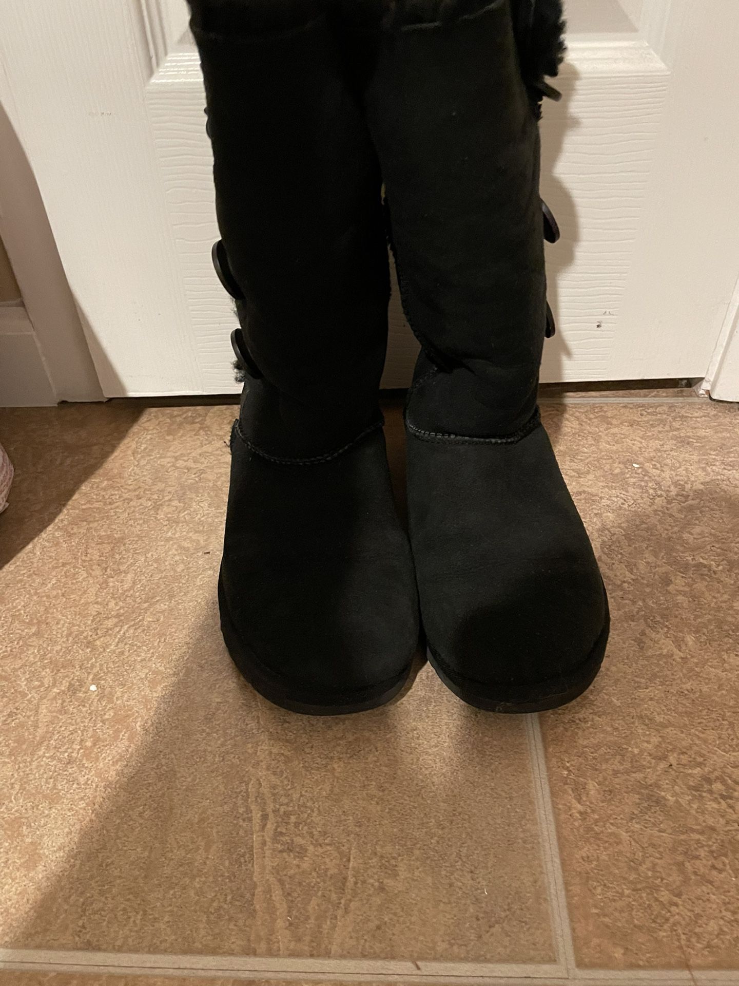 Women’s Bailey Button Ugg Boots Size 6