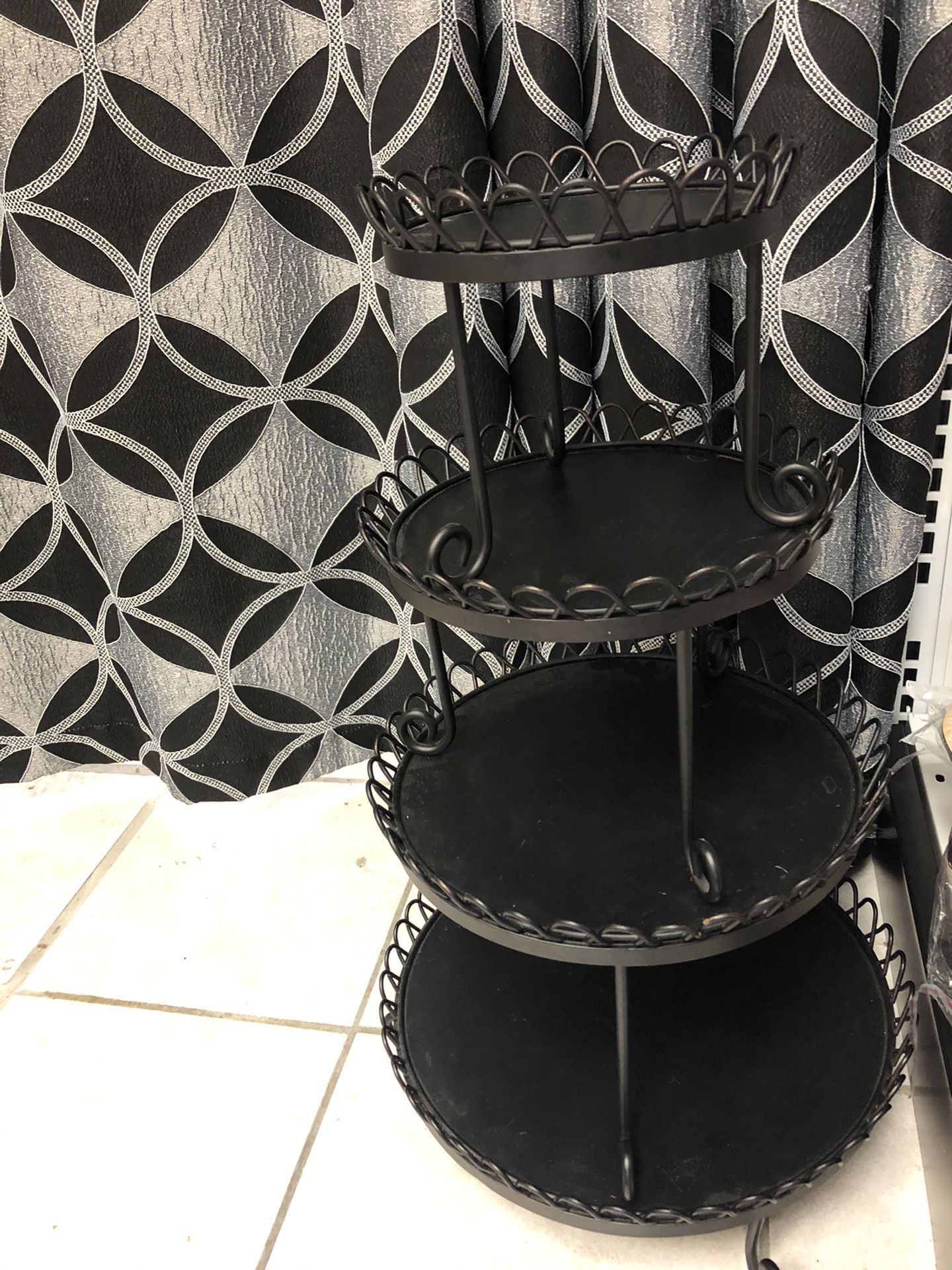 Cupcake or cake stand