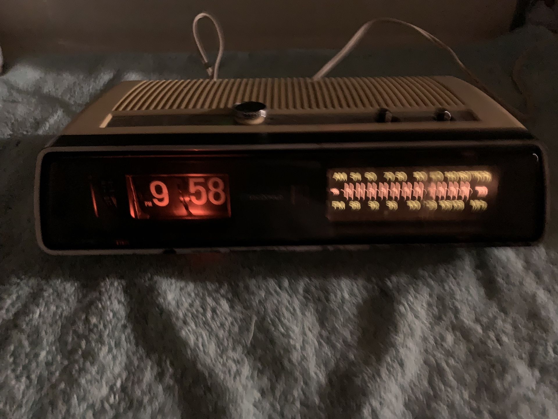 Vintage clock AM/FM radio alarm works great old flip numbers