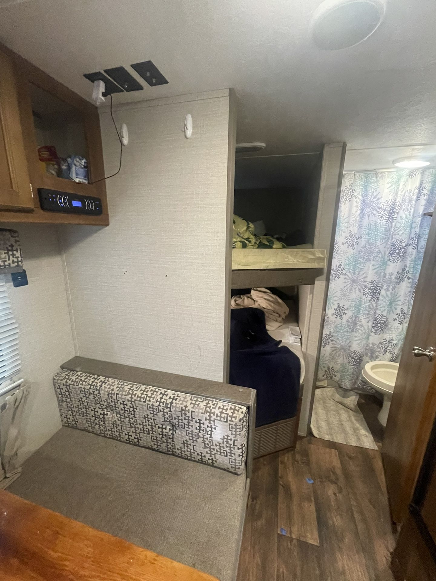 RV Summer land 2016 Good Condition Sleep 5 +, Full Kitchen Bathroom And Bedrooms