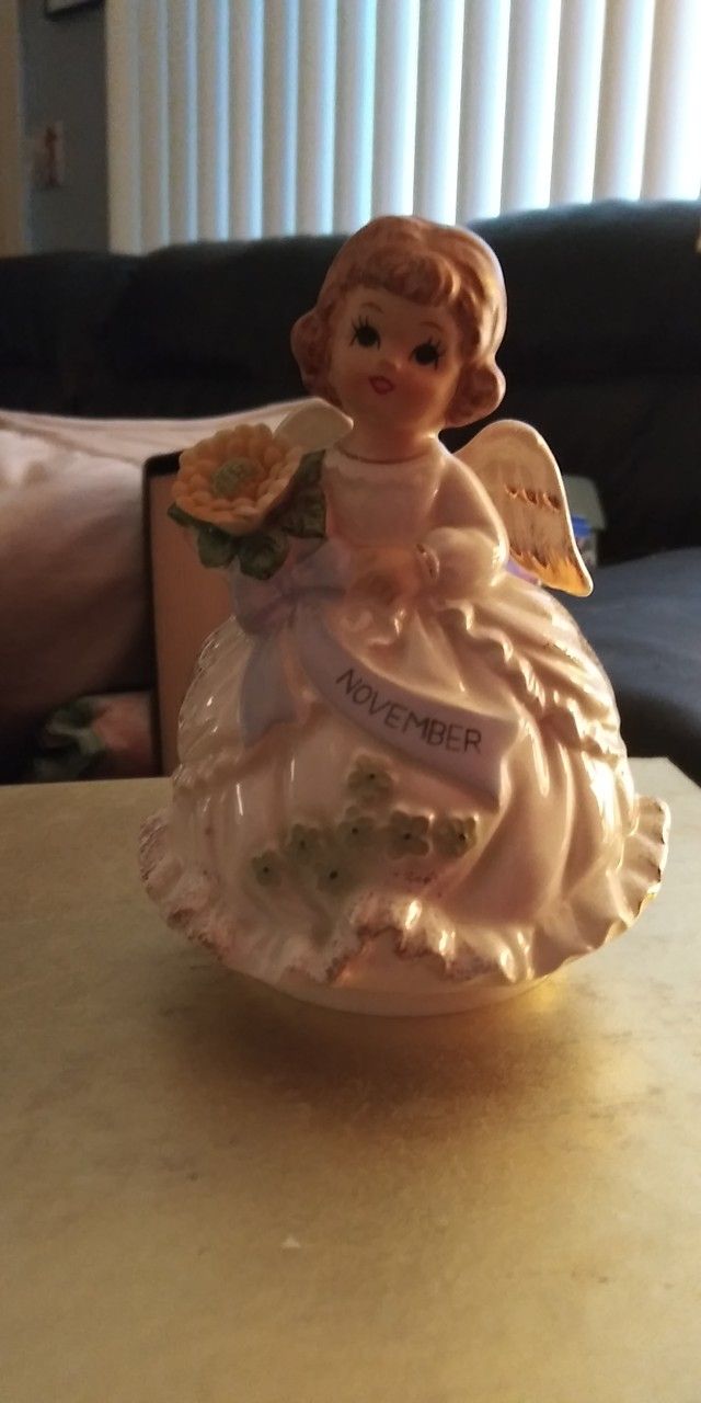 VINTAGE COLLECTIBLE LADIES MISS NOVEMBER CERAMIC PORCELAIN "HAPPY BIRTHDAY" MUSIC BOX MADE IN JAPAN