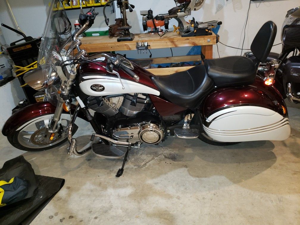 2009 Victory Kingpin. Excellent shape. Factory installed Corbin custom