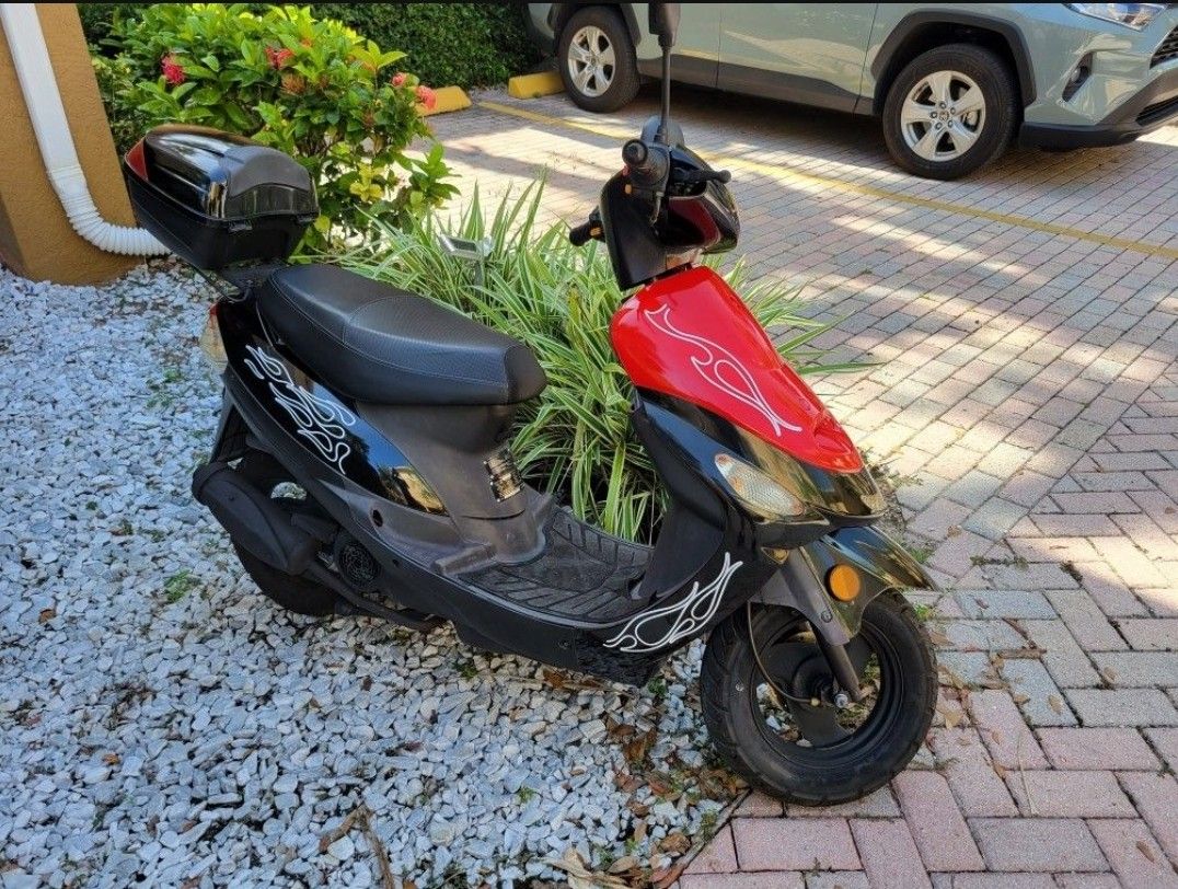 SCOOTER 50CC ONLY 90 MILES OBO OFRESCAN