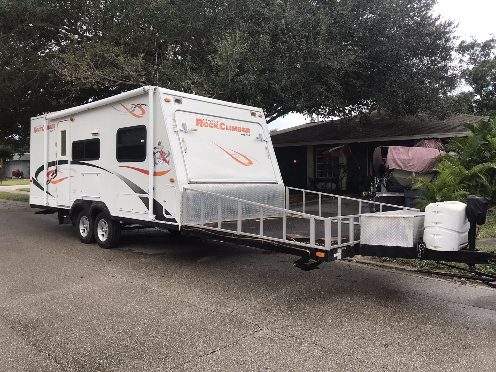 2006 Coyote Rock Climber 32” Toy Hauler for Sale in NO FORT MYERS, FL